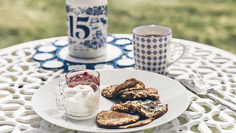 Pannkakor med sylt och grädde på Göstas café