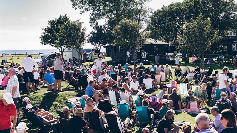 Folk har samlats för after beach på Vilshärads golfbana