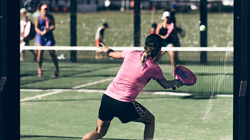 Bollduell i en match padel i Vilshärad