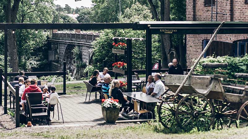 Uteservering på Slottsmöllan med Nissan i bakgrunden